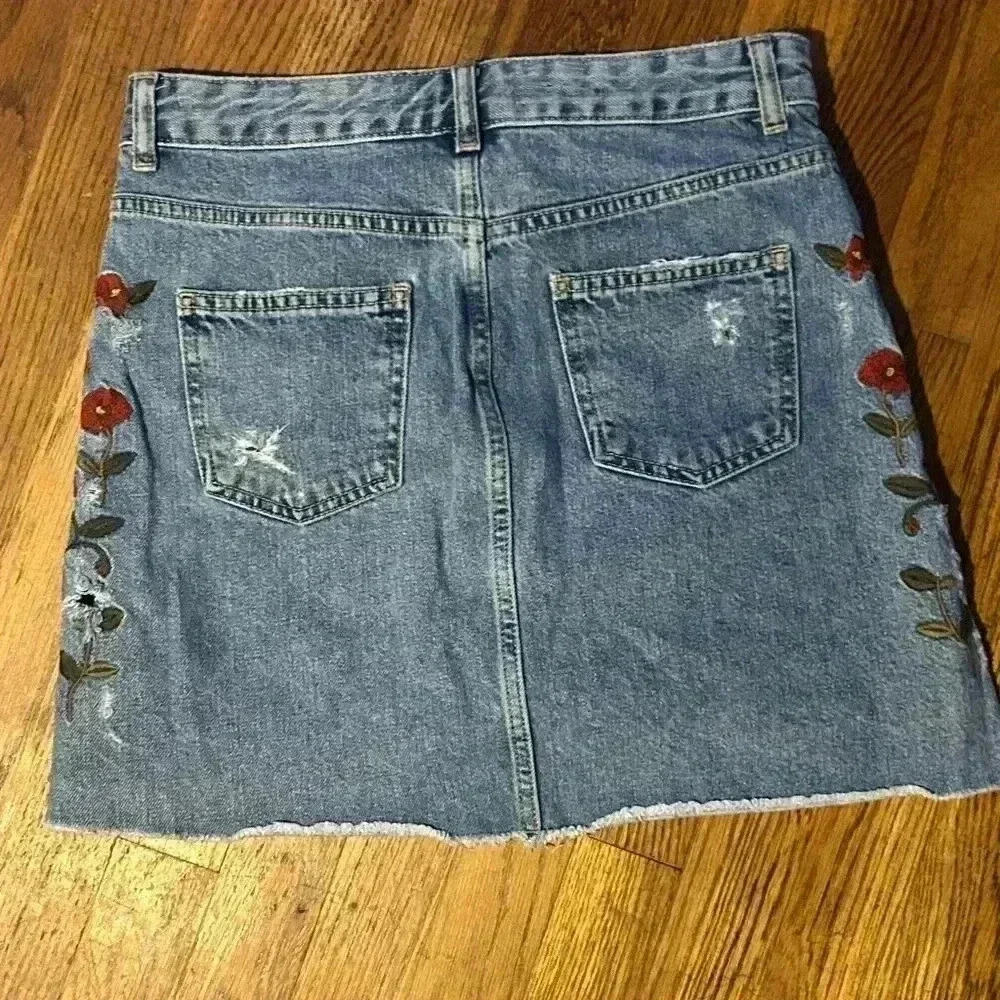 Zara Basics Denim Floral Embroidered Mini Jean Skirt, Sizeβ XS - Picture 4 of 6